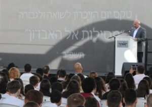 שלומי גנון מנהל הקמפוס בנשאום ליום הזיכרון לשואה ולגבורה