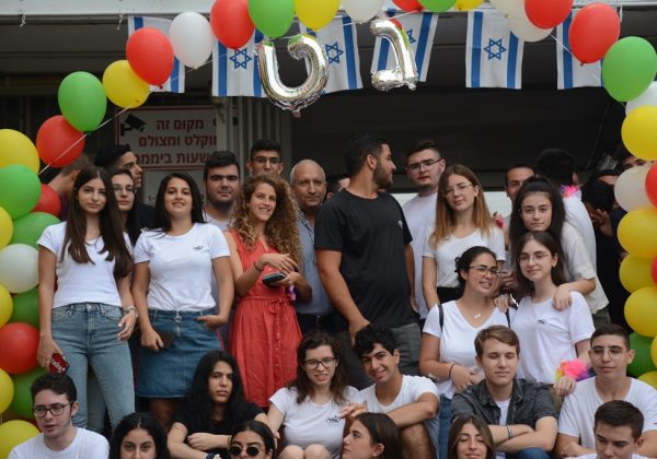 יום ראשון 1.9.19- בכניסה לבית ספר שכבה י”ב