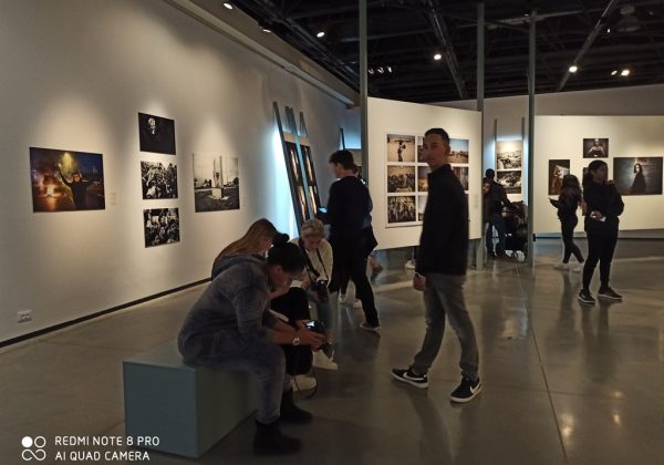 תלמידי מגמת צילום סטילס בתערוכה העולמית והישראלית לצילומי עיתונות.