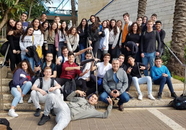 תלמידי ביורפואה במרכז הקונגרסים